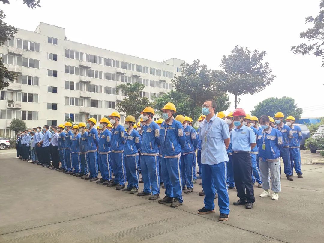 藍海智裝復(fù)工首日召開了“百日品質(zhì)攻堅戰(zhàn)”誓師大會